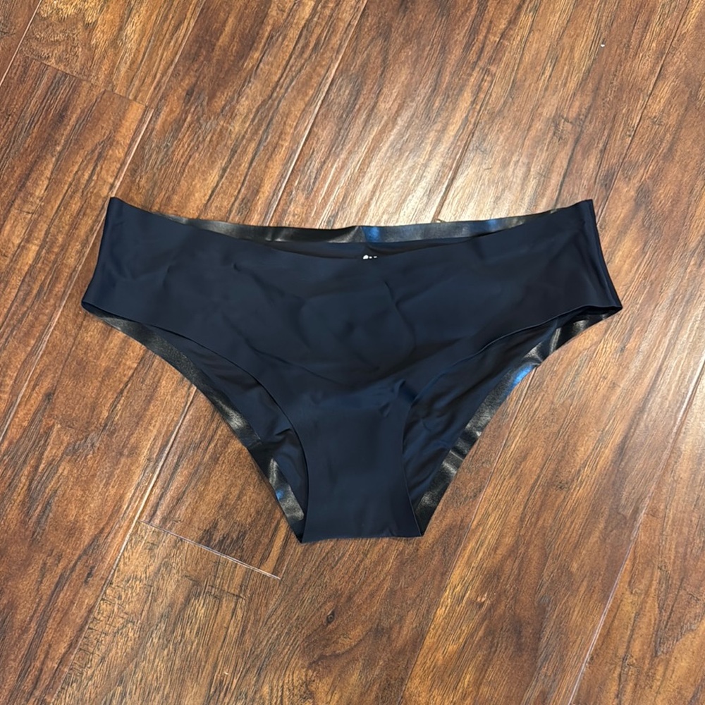 One with Black Women's seamless Swim Bottom - L